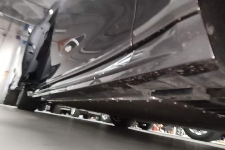 Used Zeekr 009 2024 7-Seater Walk-Through Version Four-Wheel Drive 108 kWh Right Side Sill