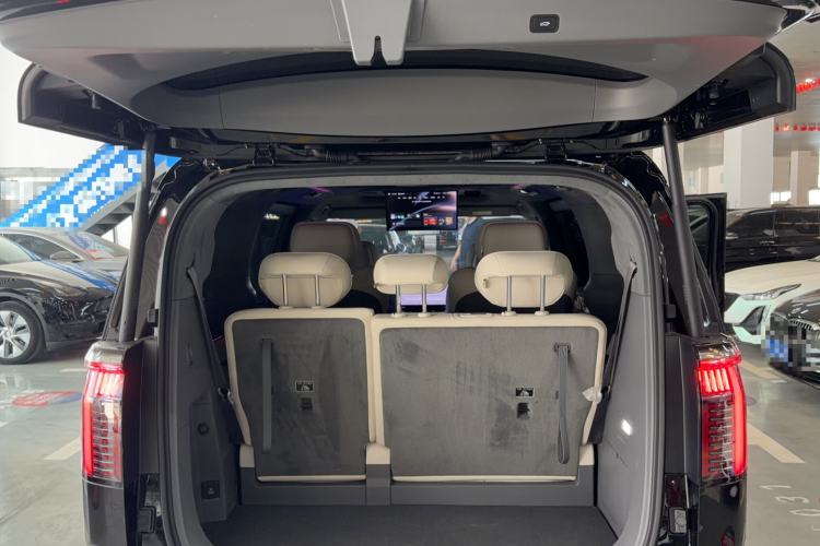 Used Zeekr 009 2024 7-Seater Walk-Through Version Four-Wheel Drive 108 kWh Trunk
