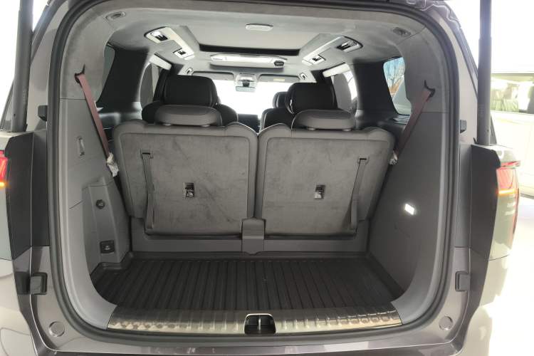 Used Zeekr 009 2024 Six-Seat Executive Version 4WD 108 kWh Trunk