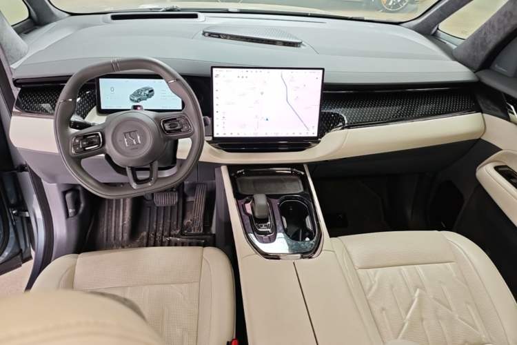 Used Zeekr 009 2024 7-Seater Aisle Version 108 kWh Center Console