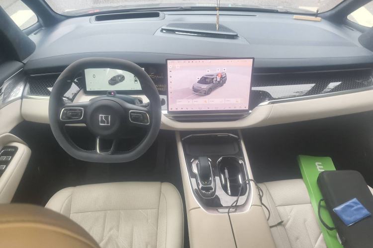 Used Zeekr 009 2024 7-Seater Aisle Version 108 kWh Center Console