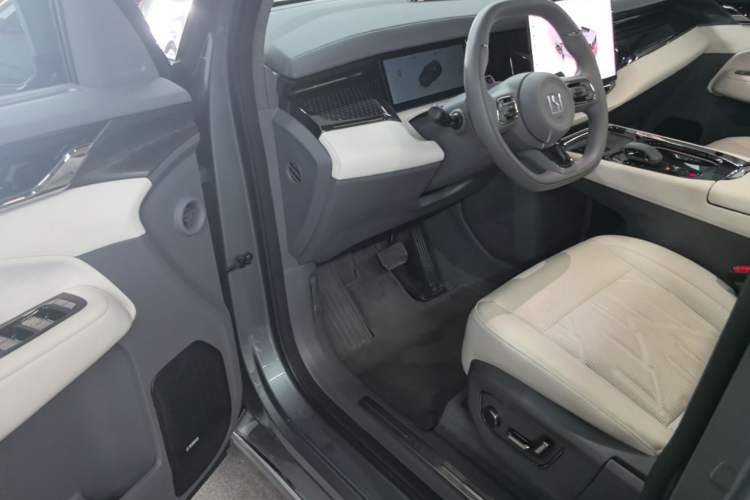 Used Zeekr 009 2024 Six-Seat Executive Version 4WD 108 kWh Driver Seat