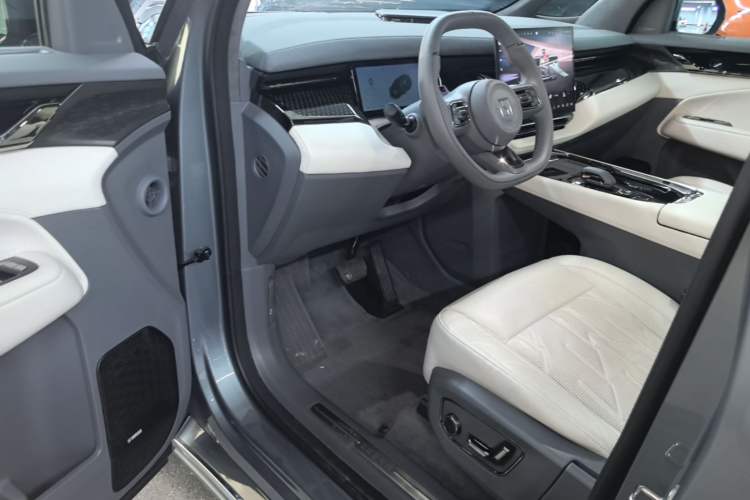 Used Zeekr 009 2024 Six-Seat Executive Version 4WD 108 kWh Driver Seat