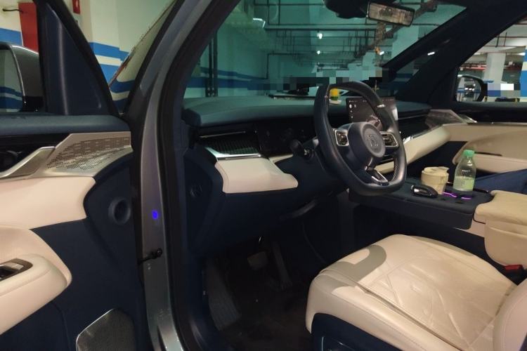 Used Zeekr 009 2024 7-Seater Walk-Through Version Four-Wheel Drive 108 kWh Driver Seat
