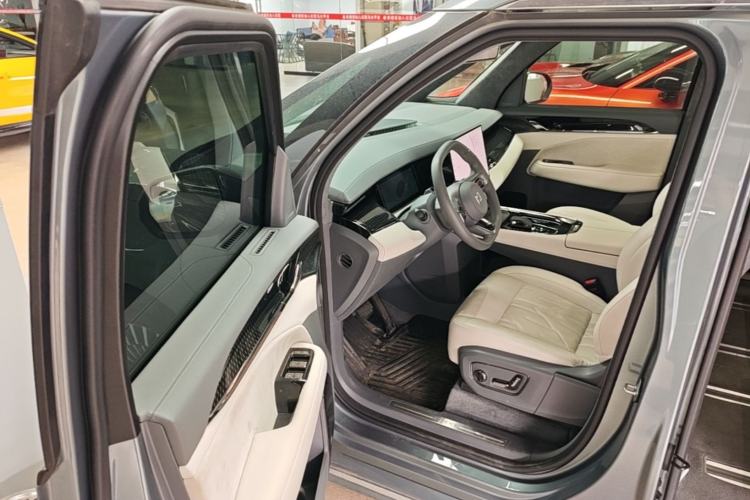 Used Zeekr 009 2024 7-Seater Aisle Version 108 kWh Driver Seat