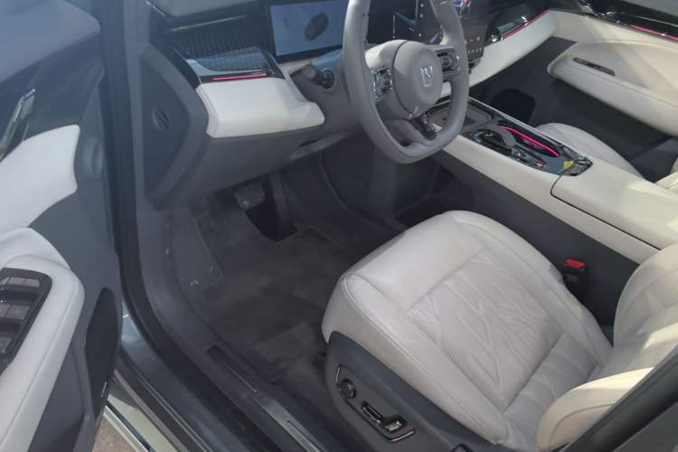 Used Zeekr 009 2024 Six-Seat Executive Version 4WD 108 kWh Driver Seat