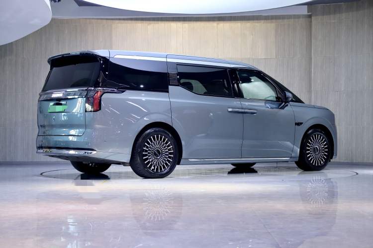 Used Zeekr 009 2024 Six-Seat Executive Version 4WD 140 kWh Exterior 1