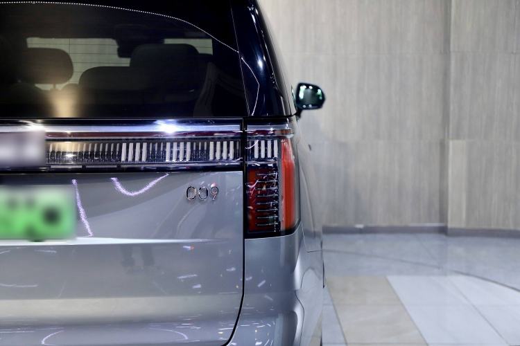 Used Zeekr 009 2024 Six-Seat Executive Version 4WD 140 kWh Exterior 2