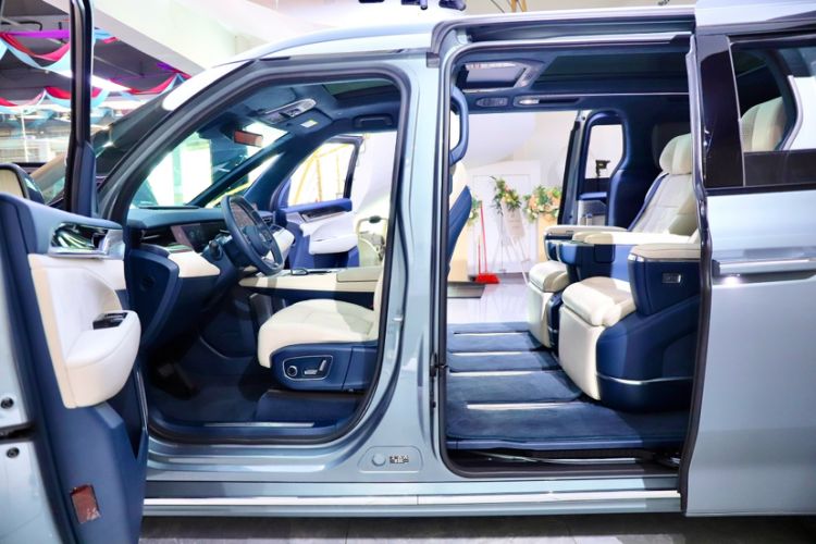 Used Zeekr 009 2024 Six-Seat Executive Version 4WD 108 kWh Interior 1