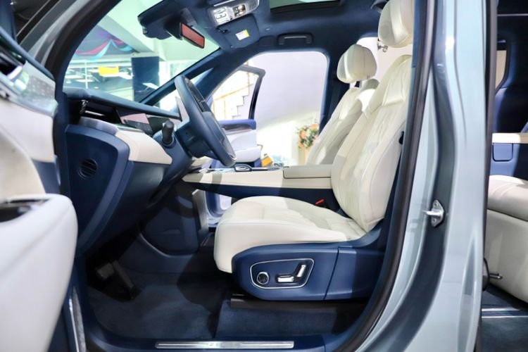 Used Zeekr 009 2024 Six-Seat Executive Version 4WD 108 kWh Interior 14
