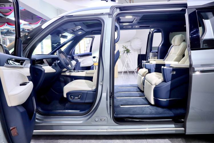 Used Zeekr 009 2024 Six-Seat Executive Version 4WD 140 kWh Interior 2