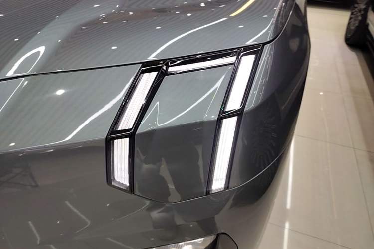 Used Zeekr 009 2024 7-Seater Walk-Through Version Four-Wheel Drive 108 kWh Left Front Headlight
