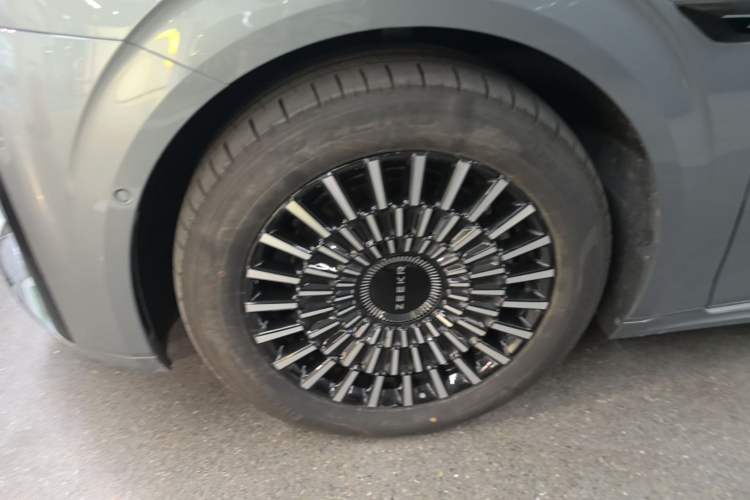 Used Zeekr 009 2024 Six-Seat Executive Version 4WD 108 kWh Left Front Wheel Hub