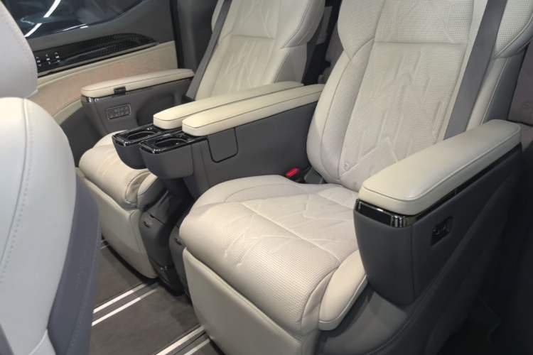 Used Zeekr 009 2024 Six-Seat Executive Version 4WD 108 kWh Left Rear Seat
