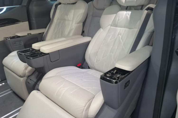 Used Zeekr 009 2024 Six-Seat Executive Version 4WD 108 kWh Left Rear Seat