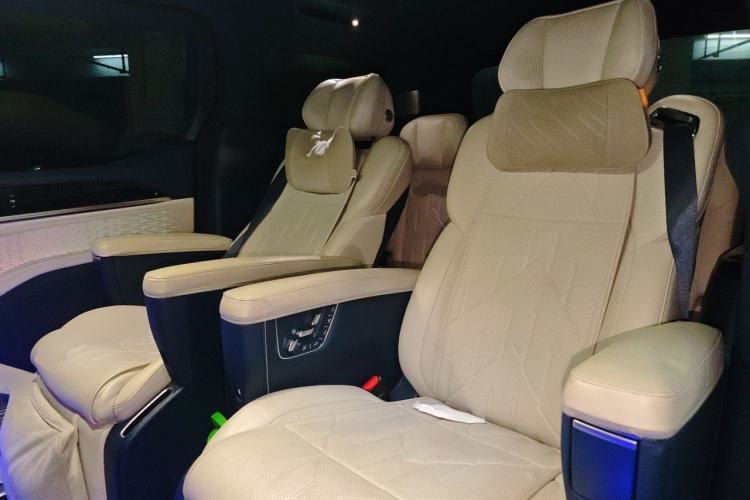 Used Zeekr 009 2024 7-Seater Walk-Through Version Four-Wheel Drive 108 kWh Left Rear Seat