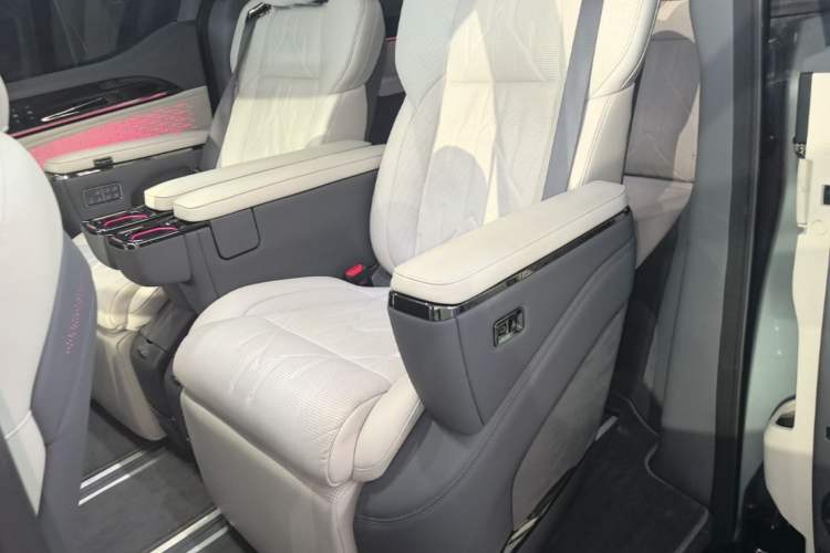 Used Zeekr 009 2024 Six-Seat Executive Version 4WD 108 kWh Left Rear Seat