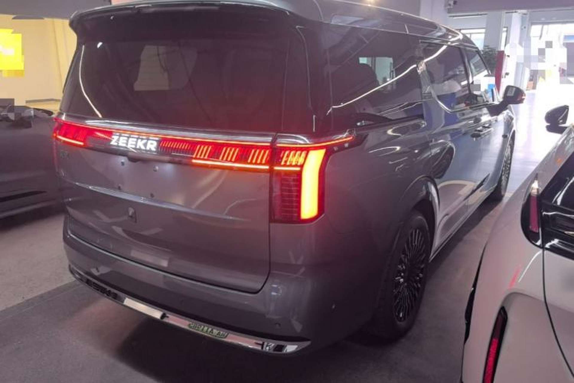 Used Zeekr 009 2024 Six-Seat Executive Version 4WD 108 kWh Rear Right 45 Deg