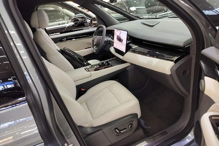 Used Zeekr 009 2024 7-Seater Walk-Through Version Four-Wheel Drive 108 kWh Right Front Seat