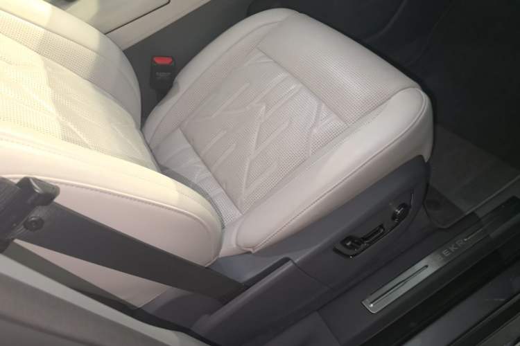 Used Zeekr 009 2024 Six-Seat Executive Version 4WD 108 kWh Right Front Seat