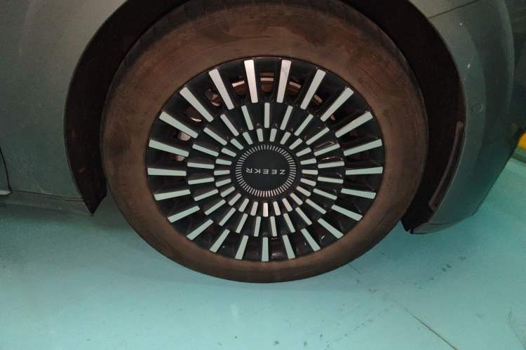 Used Zeekr 009 2024 7-Seater Walk-Through Version Four-Wheel Drive 108 kWh Right Front Wheel Hub