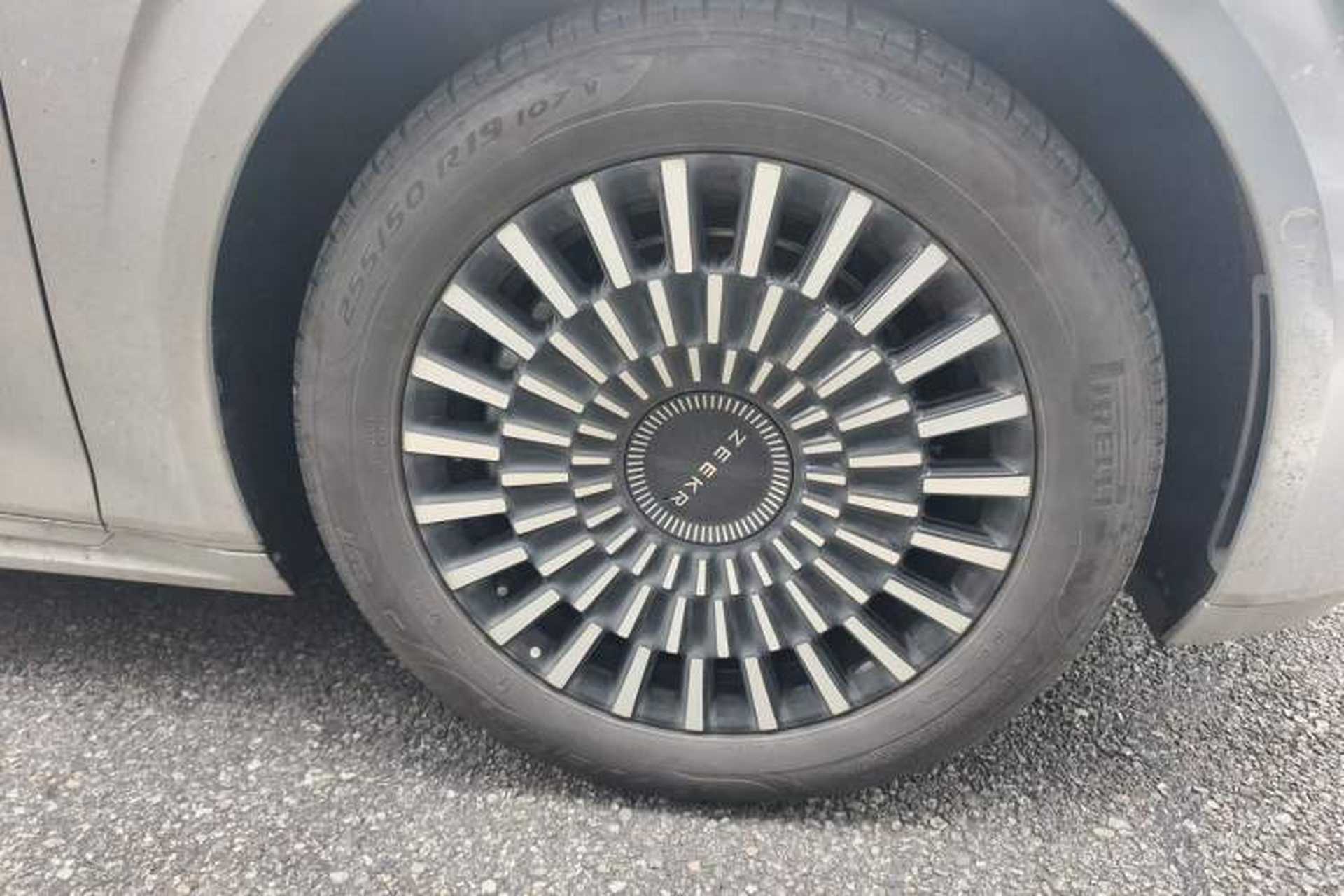 Used Zeekr 009 2024 Six-Seat Executive Version 4WD 108 kWh Right Front Wheel Hub