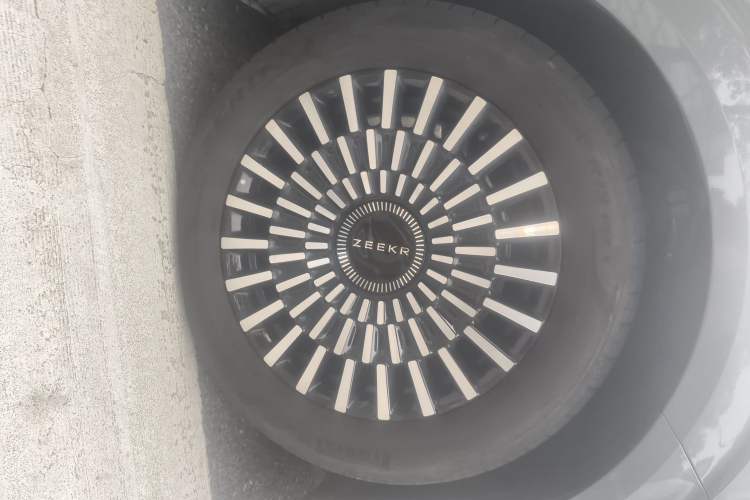 Used Zeekr 009 2024 7-Seater Aisle Version 108 kWh Right Front Wheel Hub