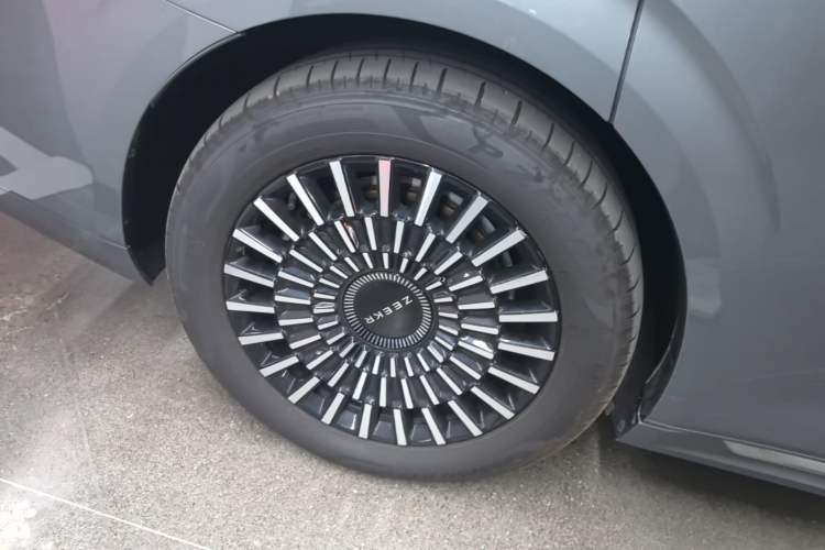Used Zeekr 009 2024 Six-Seat Executive Version 4WD 108 kWh Right Rear Wheel Hub