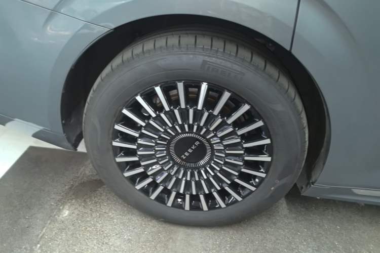 Used Zeekr 009 2024 Six-Seat Executive Version 4WD 108 kWh Right Rear Wheel Hub