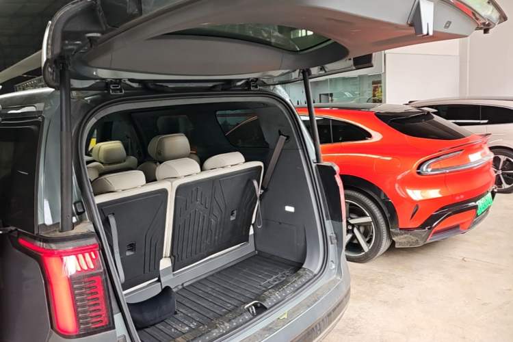 Used Zeekr 009 2024 7-Seater Aisle Version 108 kWh Trunk