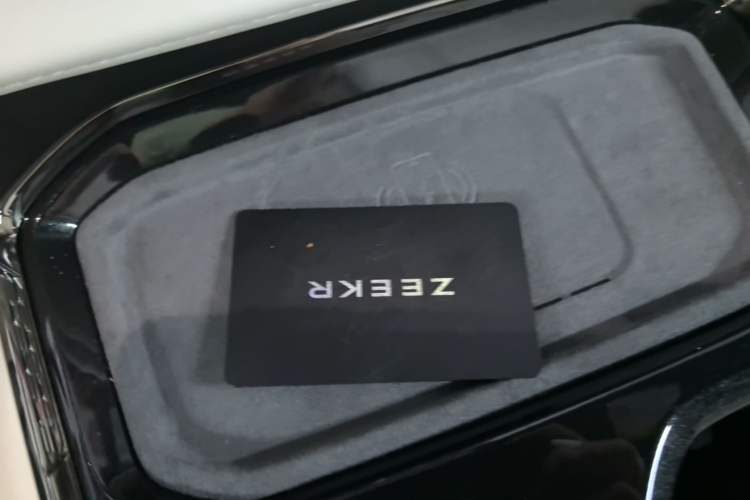 Used Zeekr 009 2024 Six-Seat Executive Version 4WD 108 kWh Vehicle Key