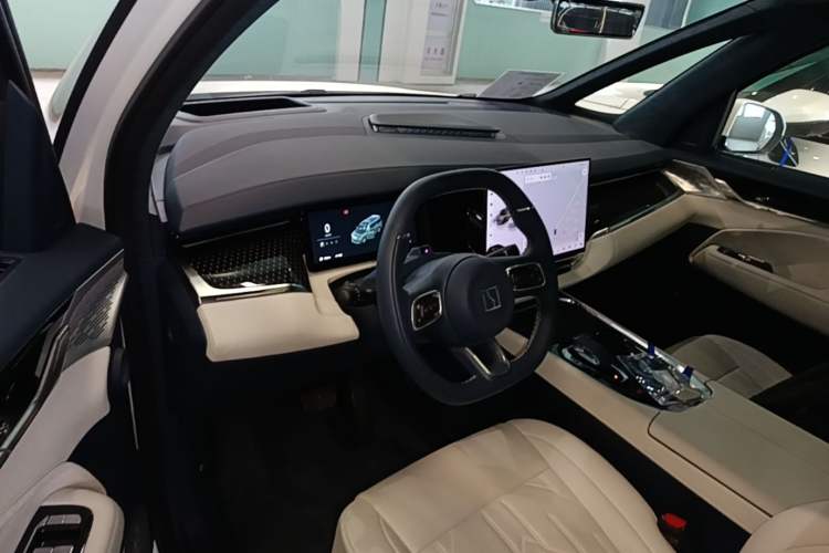 Used Zeekr 009 2024 7-Seater Walk-Through Version Four-Wheel Drive 108 kWh Center Console