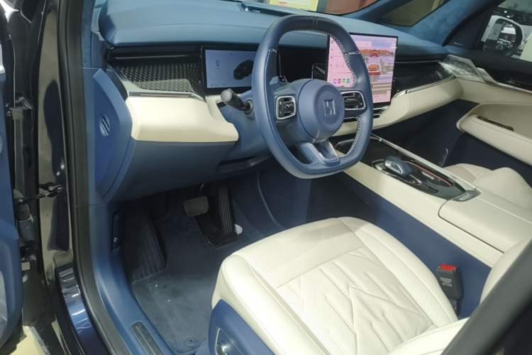 Used Zeekr 009 2024 Six-Seat Executive Version 4WD 140 kWh Center Console