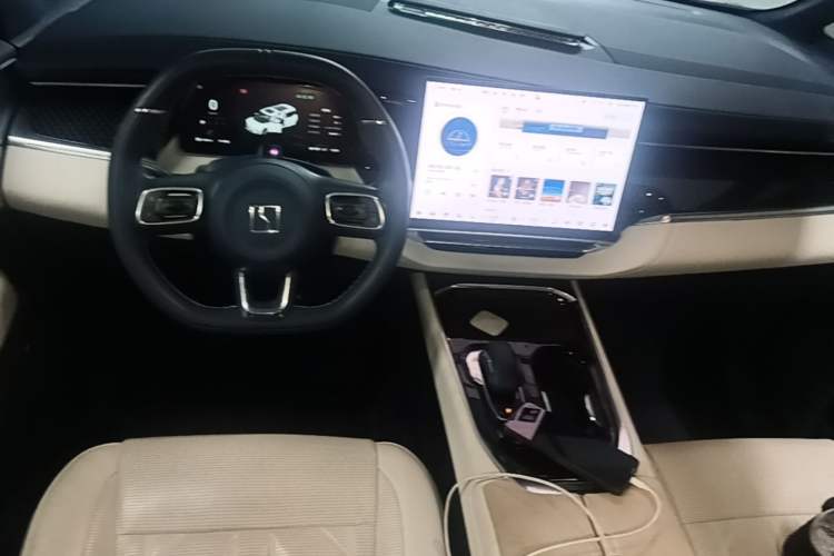 Used Zeekr 009 2024 7-Seater Aisle Version 108 kWh Center Console