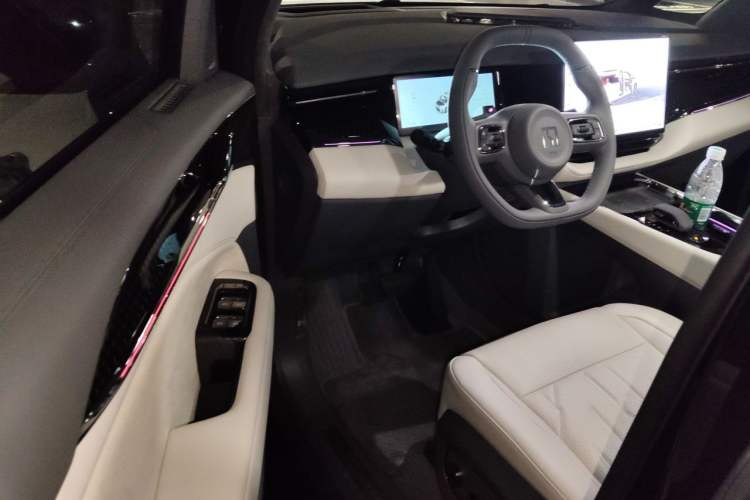 Used Zeekr 009 2024 7-Seater Aisle Version 108 kWh Driver Seat
