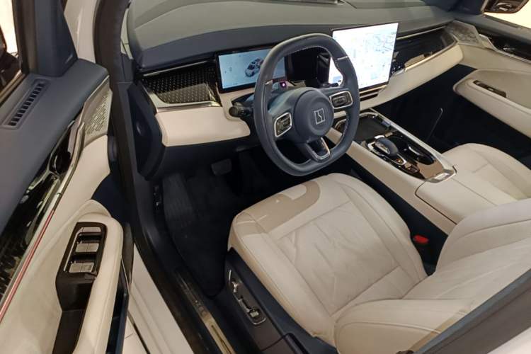 Used Zeekr 009 2024 7-Seater Aisle Version 108 kWh Driver Seat
