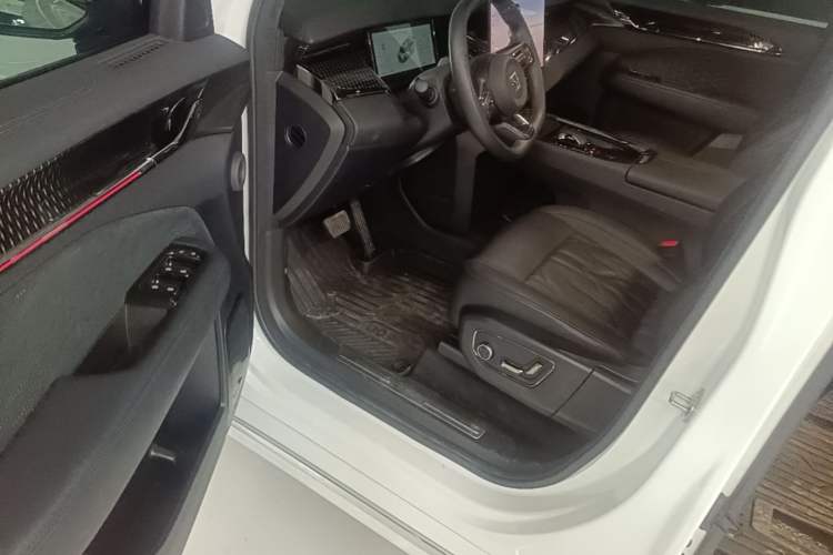 Used Zeekr 009 2024 7-Seater Aisle Version 108 kWh Driver Seat