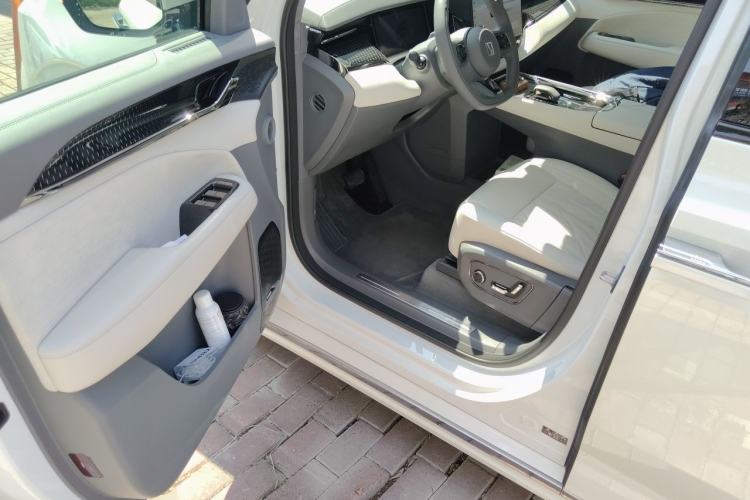 Used Zeekr 009 2024 Six-Seat Executive Version 4WD 108 kWh Driver Seat