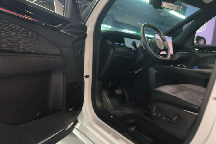 Used Zeekr 009 2024 7-Seater Aisle Version 108 kWh Driver Seat
