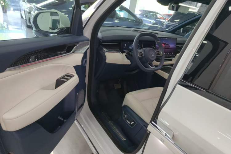 Used Zeekr 009 2024 7-Seater Walk-Through Version Four-Wheel Drive 108 kWh Driver Seat
