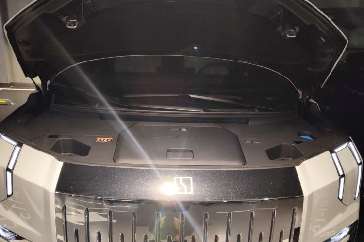 Used Zeekr 009 2024 7-Seater Aisle Version 108 kWh Engine Bay