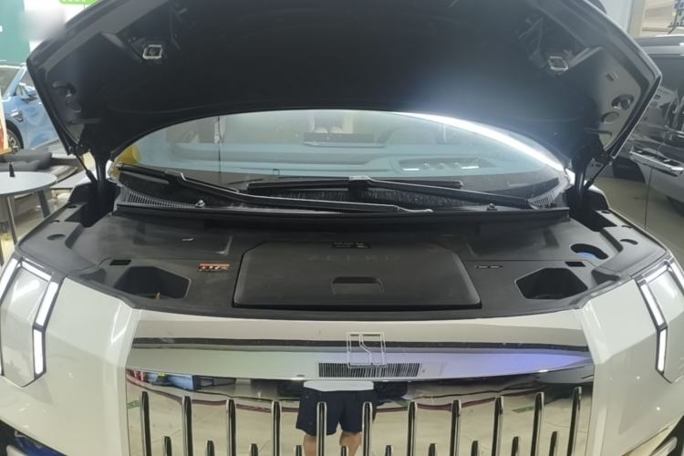 Used Zeekr 009 2024 Six-Seat Executive Version 4WD 140 kWh Engine Bay
