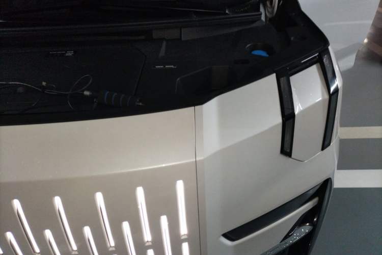 Used Zeekr 009 2024 7-Seater Aisle Version 108 kWh Engine Bay Left