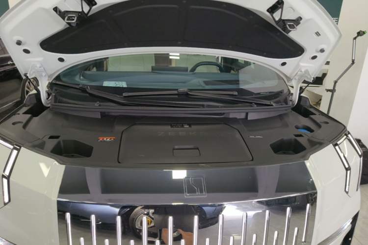 Used Zeekr 009 2024 7-Seater Walk-Through Version Four-Wheel Drive 108 kWh Engine Bay