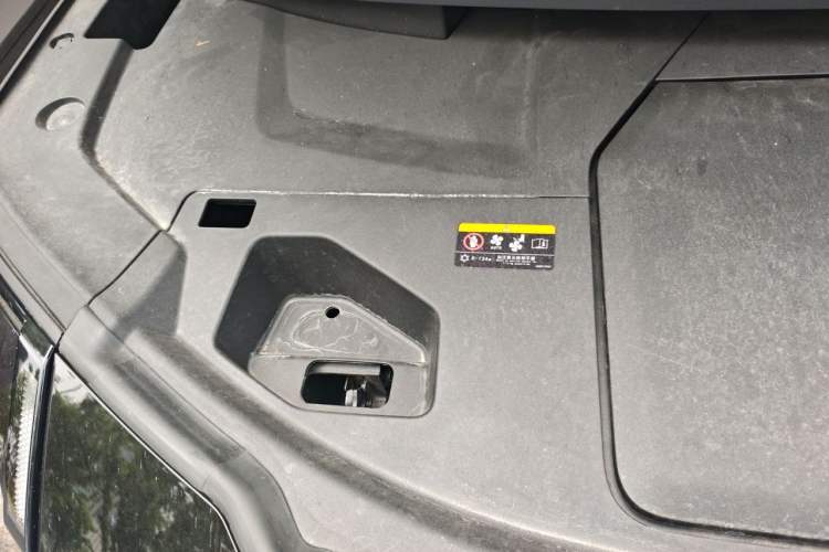 Used Zeekr 009 2024 7-Seater Walk-Through Version Four-Wheel Drive 108 kWh Engine Bay Right