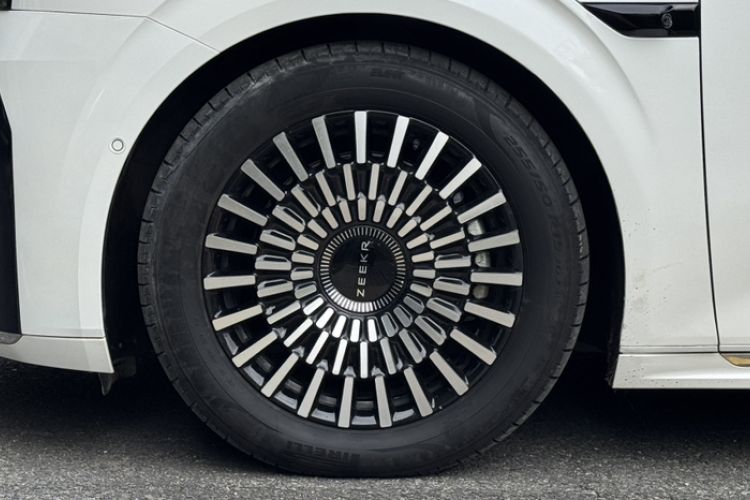 Used Zeekr 009 2024 7-Seater Aisle Version 108 kWh Exterior 1