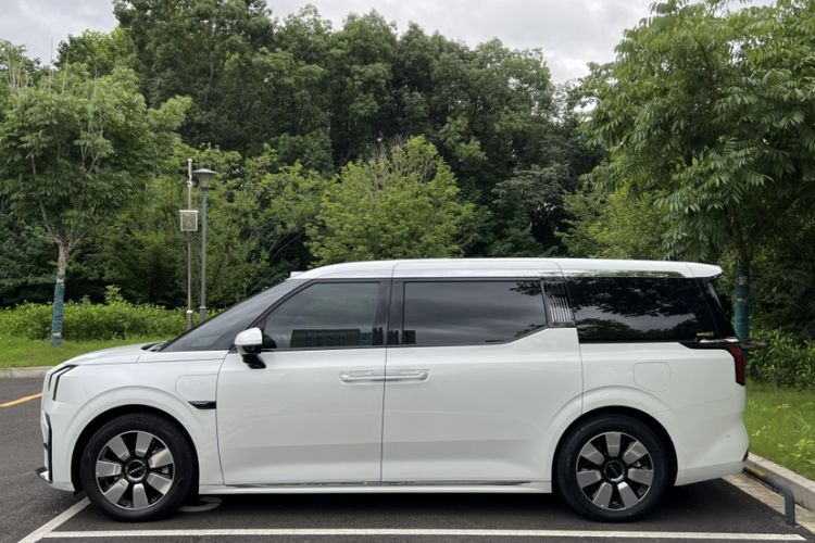 Used Zeekr 009 2024 Six-Seat Executive Version 4WD 108 kWh Exterior 1