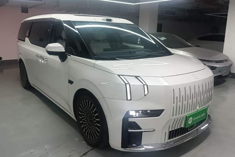 Used Zeekr 009 2024 7-Seater Aisle Version 108 kWh Exterior 1