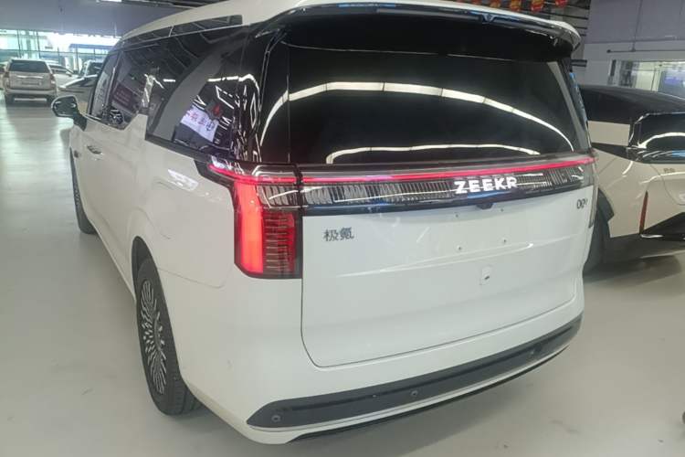 Used Zeekr 009 2024 7-Seater Aisle Version 108 kWh Exterior 2