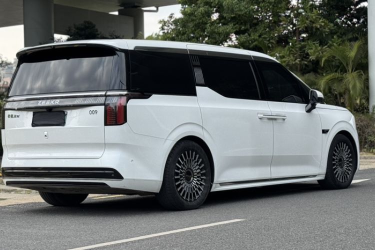 Used Zeekr 009 2024 7-Seater Aisle Version 108 kWh Exterior 2